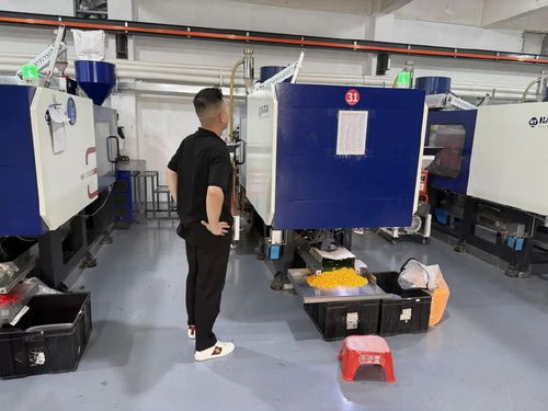 潮汕小伙5000元创业，睡地板也要当老板，如今坐拥3家工厂10家店